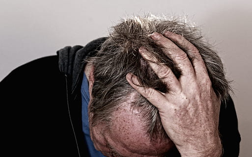 Mann, schwarz, Hemd, halten, Kopf, suchen, Verzweiflung, allein, Alleinsein, Archetyp, Archetypen, Ausdruck, Ausbrennen, erschöpft, Depression, dramatisch, Ego, Einsamkeit, emotional, Emotionen, Krankheit, ernst, Frustration, Gefühle, geistig, Herz, Kopfschmerzen, Krise, Kummer, Mensch, Probleme, Psyche, Psychiatrie, psychiatrisch, Psychologie, Psychotherapie, Schädel, Schmerzen, Seele, Therapie, traurig, Traurigkeit, unzufrieden, verlassen, Schließung, Männer, Erwachsene, eine Person, menschliches Körperteil, Porträt, Studioaufnahme, Emotion, menschliches Haar, Kopfschuss, Nahansicht, Emotionaler Stress, Haar, Körperteil, negative Emotionen, verstört, Hoffnungslosigkeit, Depression - Traurigkeit, menschliches Gesicht, Betrachtung, Frisur, Verlegenheit, 2K