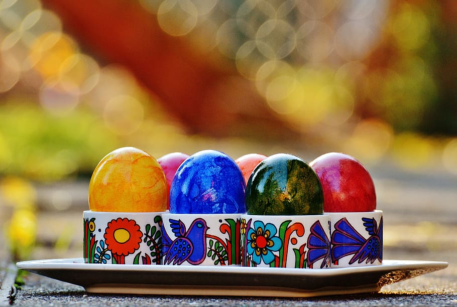 fotografia de bokeh, safata, ous de Pasqua, Pasqua, colorit, Feliç Pasqua, ou, de colors, color, multicolor, cap gent, menjar dolç, dia, primer pla, menjar, celebració, menjar i beguda, festa, ou de Pasqua, vacances - esdeveniment, centrar-se en primer pla, decoració, enfocament selectiu, dolç, esdeveniment, natura morta, alimentació saludable, 5K