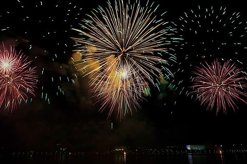 exhibición de fuegos artificiales en colores surtidos, Noche, celebracion, Fuegos artificiales, explotar, ligero, espectáculo, evento, exhibición de fuegos artificiales, iluminado, movimiento, explotando, cultura de las artes y entretenimiento, larga exposición, fuego artificial - objeto hecho por el hombre, movimiento borroso, cielo, nadie, naturaleza, brillante, multi color, moscas, vista de ángulo bajo, Vispera de Año Nuevo, explosivo, 5K, CC0, dominio público, libre de derechos