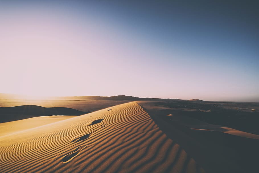 durant el dia, sol, configuració, sorra del desert, dunes, cel ombre, a la part superior, posta de sol, sorra, desert, duna, duna de sorra, naturalesa, sec, paisatge, a l'aire lliure, cap gent, cel, escenics, clima àrid, terrenys extrems, llum solar, bellesa a la natura, muntanya, escenics - natura, medi ambient, tranquil·litat, escena tranquil·la, terra, clima, escena no urbana, patró, dia, cel clar, semiàrid, 5K