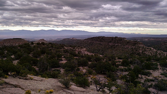 Cloudscape, mesas, montagne, terra, paesaggio, nube, altopiano, formazione, buio, tempesta, all'aperto, America, butte, arenaria, arido, roccia, viaggio, cielo, canyon, montagna, deserto, Stati Uniti d'America, natura, valle, nuvola - cielo, scenics - natura, ambiente, pianta, albero, bellezza nella natura, destinazioni di viaggio, nessuno, scena non urbana, la tranquillità, roccia - oggetto, catena montuosa, semi arido, clima arido, clima, 4K, CC0, dominio pubblico, privo di copyright