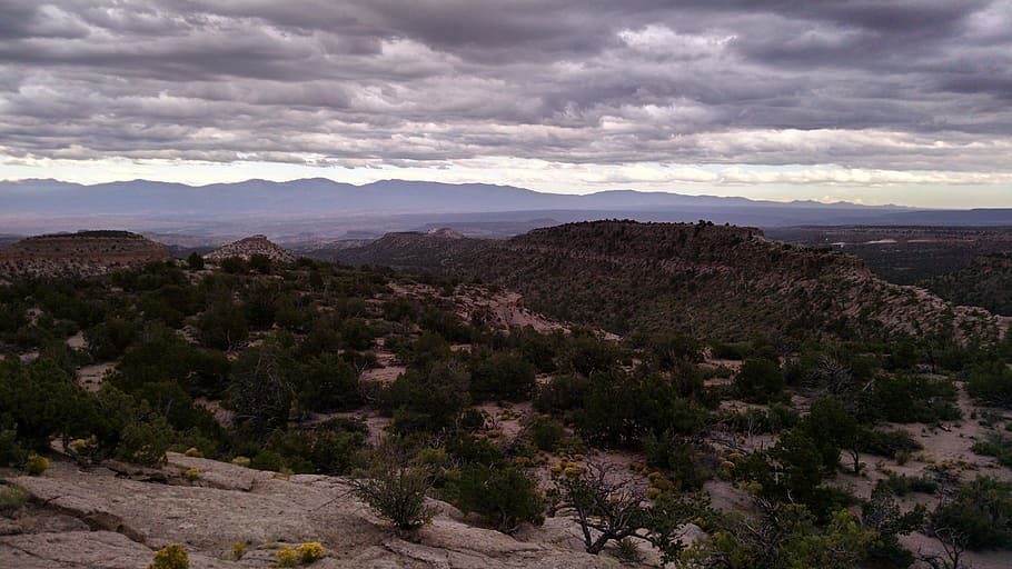Cloudscape, mesas, montagne, terra, paesaggio, nube, altopiano, formazione, buio, tempesta, all'aperto, America, butte, arenaria, arido, roccia, viaggio, cielo, canyon, montagna, deserto, Stati Uniti d'America, natura, valle, nuvola - cielo, scenics - natura, ambiente, pianta, albero, bellezza nella natura, destinazioni di viaggio, nessuno, scena non urbana, la tranquillità, roccia - oggetto, catena montuosa, semi arido, clima arido, clima, 4K