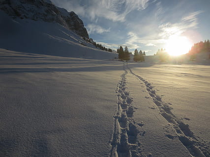 Schnee, Spuren, winterlich, Spur, Schneespuren, Winter, kalte Temperatur, draußen, Natur, keine Leute, Himmel, Szenen - Natur, Schönheit in der Natur, ruhige Szene, Sonnenlicht, Ruhe, Land, Nicht-städtische Szene, Abdeckung, wolke - himmel, Sonne, Umgebung, Tag, Fußabdruck, Linseneffekt, schneebedeckter Berg, Oberflächenniveau, hell, 4K, CC0, gemeinfrei, lizenzfrei
