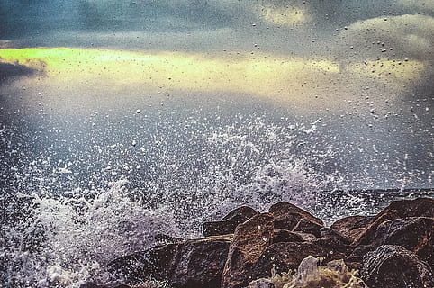 agua, salpicaduras, costa, playa, nubes, amanecer, oscuridad, paisaje, movimiento, naturaleza, Oceano, al aire libre, rocas, mar, marina, chapoteo, piedras, viaje, olas, nadie, belleza en la naturaleza, rock, día, deporte acuático, ola, sólido, paisajes - naturaleza, deporte, mojado, roca - objeto, poder en la naturaleza, rotura, 1080P, CC0, dominio público, libre de derechos