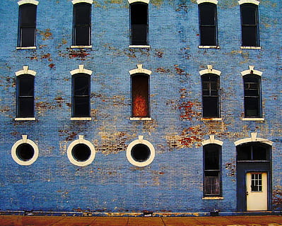 construção, velho, intemperizado, rústico, azul, janelas, exterior, estrutura, envelhecido, retrô, urbano, parede, tijolo, alvenaria, estragado, suja, vintage, quadro completo, arquitetura, origens, ninguém, estrutura construída, dia, janela, exterior do edifício, ao ar livre, lado a lado, metal, porta, Entrada, buraco, visão de baixo ângulo, padronizar, abandonado, em uma sequência, 1080P, CC0, domínio público, royalty free