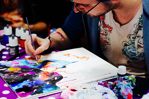 hombre pintando mujer, comic con, Dortmund, justa, cómic, artista, evento, dibujo, convención, cosplay, grupo, figura, bosquejo, pintar, dibujante, creatividad, arte, Art º, multi color, gente, Arte y artesanía, mano humana, cepillo, habilidad, mano, ocupación, parte del cuerpo humano, adentro, mesa, paleta, adulto, Cepillo de pintura, enfoque selectivo, de cerca, hombres, profesional del diseño, 5K, CC0, dominio público, libre de derechos