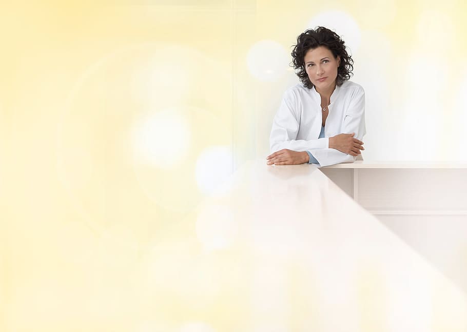 cerec, esquena, sòl, còpia espai, negocis, cabell arrissat, adult, a l'interior, oficina, persona de negocis, taula, ocupació, una persona, adult jove, treball, dones, confiança, dona de negocis, enfocament selectiu, centrar-se en fons, retrat, cintura cap amunt, pentinat, bata de laboratori, paperassa, contemplació, 4K