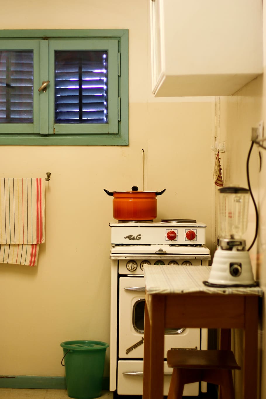 cuina, taronja, Cassola, blanc, gamma de gasos, estufa, olla, finestra, tovalló, a l'interior, interior de casa, habitació domèstica, arquitectura, cap gent, casa, taula, estructura construïda, seient, mobles, edifici, absència, funció de construcció de parets, material de fusta, entrada, porta, dia, cadira, llum elèctrica, 4K