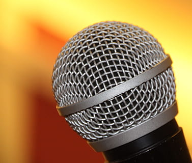 selectiu, foto del focus, gris, negre, micròfon, shure, cantar, metall, àudio, música, Dispositiu d'entrada, tecnologia, primer pla, cultura i entreteniment artístic, difusió, equip de gravació de so, comunicació, primer pla extrem, sol objecte, rendiment, equipament, soroll, a l'interior, equip d’àudio, estudi, cap gent, estudi de gravació, color plata, crom, 4K, CC0, domini públic, lliure de regalies