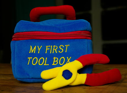 nástroje, diy, toolbox, svorka, modrý, nikdo, uvnitř, den, detail, text, stůl, sdělení, západní skript, stálý život, zaměřit se na popředí, čepice, oblečení, textil, selektivní zaměření, absence, Červené, žlutá, podlaha, vícebarevné, dřevo - materiál, osobní příslušenství, zpráva, 2K, CC0, veřejná doména, bez autorských práv