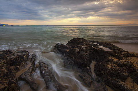 mar, naturalesa, cel, aigua, núvols, idíl·lic, oceà, roques, escènic, paisatge marí, vora del mar, tranquil, terra, platja, núvol - cel, moviment, escenics - natura, bellesa a la natura, posta de sol, onada, horitzó sobre l’aigua, rock, horitzó, rock - object, sòlid, esport aquàtic, surf, a l'aire lliure, 1080P, CC0, domini públic, lliure de regalies
