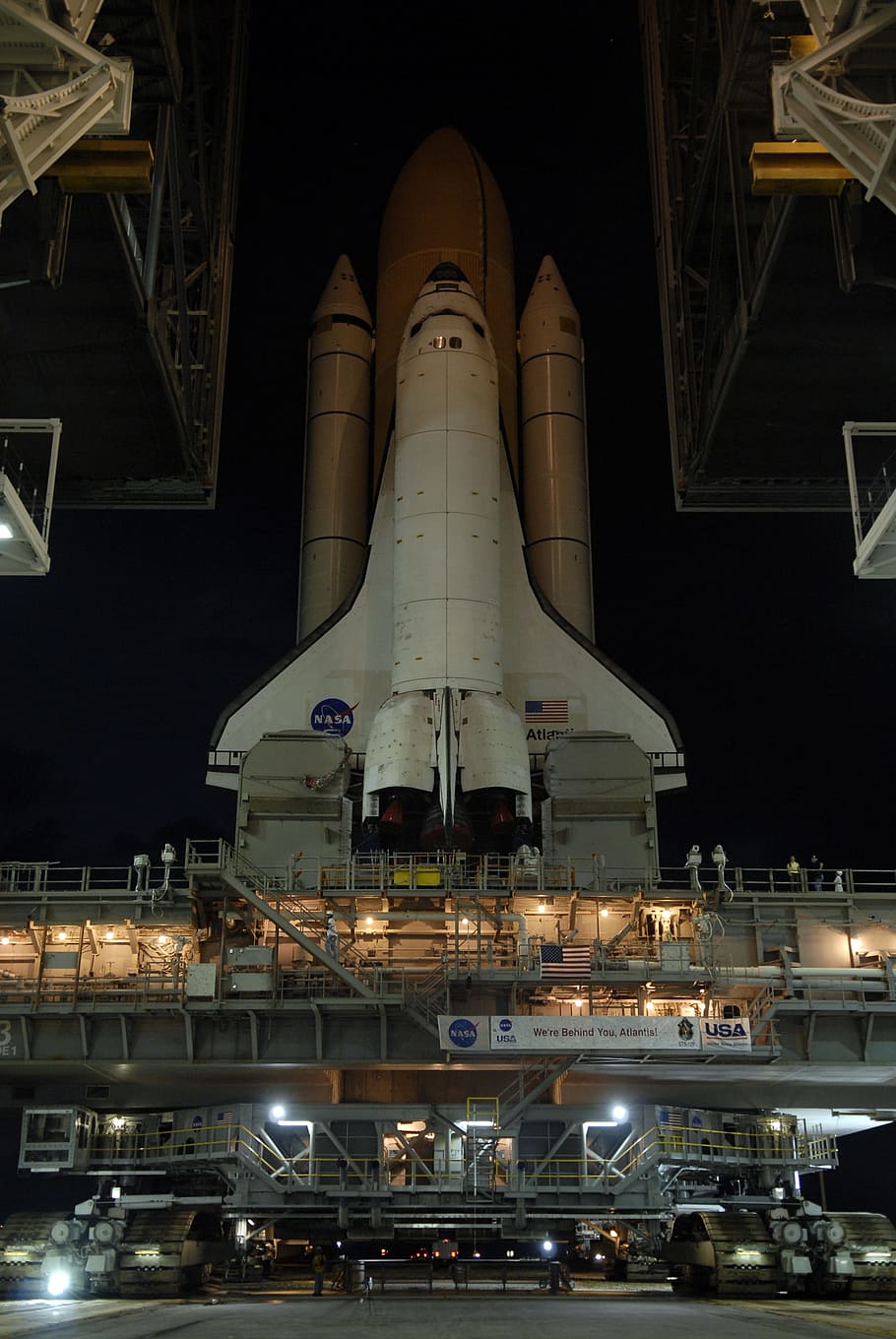 raketoplán atlantis, zavádění, zahájení, podložka, mys canaveral, Florida, usa, raketa, booster, mise, kosmické lodi, kosmická loď, plošina, průzkum, let, vozidlo, stavba, architektura, exteriér budovy, noc, svítí, továrna, průmysl, nikdo, přeprava, nízký úhel pohledu, venku, voda, způsob dopravy, průmyslové budovy, Příroda, cestovat, spojení, paliva a energie, kov, 2K