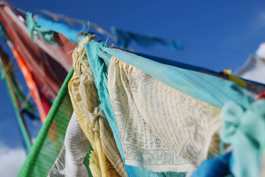 flag, buddhisme, bøn, blå, tøj, hængende, tekstil, vasketøj, tæt på, tørresnoren, lav vinkel visning, tørring, selektiv fokusering, bøjle, afslappet tøj, valg, ingen mennesker, reb, i en række, gruppe af objekter, dag, 4K