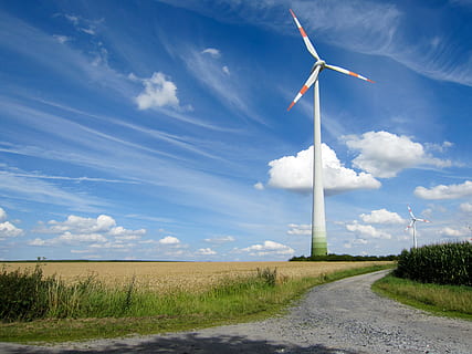 molinet, lluny, vent, núvols, paisatge, visió, camps, naturalesa, energia, energia eòlica, energia alternativa, aerogenerador, generació de combustible i energia, escena rural, conservació del medi ambient, medi ambient, turbina, energia renovable, cel, herba, carretera, núvol - cel, camp, planta, terra, transport, cap gent, el camí a seguir, a l'aire lliure, poder a la natura, Font d'alimentació, 4K, CC0, domini públic, lliure de regalies