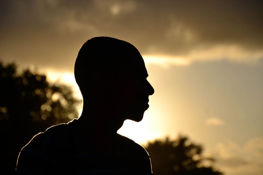 ritratto di Close-up, uomo di sagoma, controluce, retroilluminato, sfocatura, barca, ragazzo, alba, crepuscolo, luce, Guarda, persona, ritratto, ombra, silhouette, colpo alla testa, una persona, cielo, tramonto, natura, adulto, concentrarsi sulle conoscenze acquisite, nuvola - cielo, contemplazione, all'aperto, vista laterale, analizzare, cercare, guardare, luce del sole, giovane adulto, avvicinamento, vista profilo, 4K