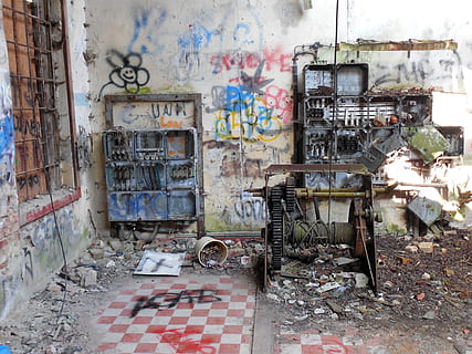 lier, oud, gebroken, verroeste, kabel, winden, ziekelijk, vodje, technologie, verlaten, beschadigde, verouderd, architectuur, graffiti, muur - bouwfunctie, geen mensen, afwijzen, verslechtering, verweerde, rommelig, oververmoeid, dag, gebouw, ingebouwde structuur, slechte conditie, verwoesting, buitenshuis, vuil, geruïneerd, 2K, CC0, publiek domein, royaltyvrij