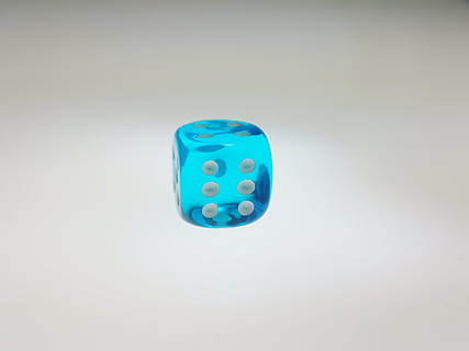 cub, sort, jugar, transparent, blau, tir de l'estudi, fons de colors, sol objecte, fons gris, pastilla, cap gent, daus, a l'interior, salut i medicina, còpia espai, oportunitat, joc, dosi, primer pla, medicina, càpsula, cultura i entreteniment artístic, activitat d'oci, 4K, CC0, domini públic, lliure de regalies