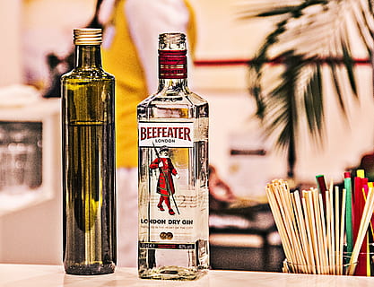 flaske, bar, sammenholdt, beholder, ingen mennesker, indendørs, tekst, drikke, tæt på, glas - materiale, mad og drikke, forfriskning, alkohol, selektiv fokusering, stilleben, fokus på forgrunden, Kunst og håndværk, sundhedspleje og medicin, kreativitet, etiket, håndværk, meddelelse, 2K, CC0, offentligt domæne, royaltyfrie