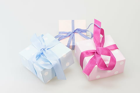 üç, Çeşitli renk, örtülü, Hediyeler, beyaz, yüzey, yapılmış, sürpriz, döngü, Noel, Festival, Noel dekorasyonu, paketleme, selamlar, Noel alışverişi, doğum günü, paket, mutlu Noeller, gelişi, tüketmek, vermek, dekorasyon, paketlenmiş, hediye paketleme, hediye, bağlı yay, kurdele - dikiş kalemi, hediye kutusu, ambalaj kağıdı, doğumgünü hediyesi, stüdyo çekimi, Beyaz arkaplan, Yılbaşı hediyesi, kurdele, yay, Kutu, kutu - konteyner, kutlama, konteyner, kâğıt, duygu, tatil, insansız, 4K