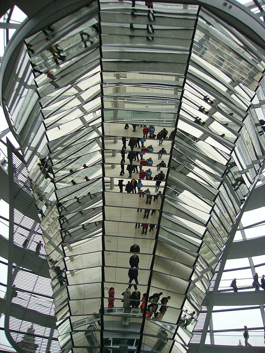 reflexions, reichstag, arquitectura, a l'interior, finestra, estructura construïda, grup de persones, sostre, vista d’angle baix, gran grup de persones, persones reals, homes, dia, multitud, modern, dones, centre comercial, vidre - material, caminar, activitat d'oci, adult, consumisme, 1080P