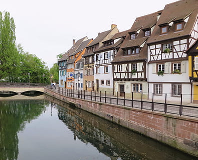 alsace, colmar, dokus, upė, atspindžiai, smeigės, seni namai, fasadai, vanduo, pastatyta struktūra, pastato išorė, architektūra, pastatas, atspindys, krantinė, gyvenamasis rajonas, kanalas, namas, pobūdį, augalų, dangus, langas, nėra žmonių, medis, dieną, lauke, eilinis namas, 2K, CC0, Viešasis domenas, nemokamai