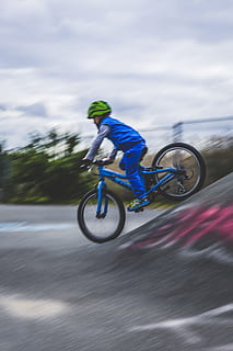 Natur, Himmel, Person, Wolken, Aktion, Asphalt, Biker, Radfahren, Zement, düster, Helm, Bewegung, Pedal, Skatepark, Bäume, tragen, Räder, Transport, eine Person, Sport, Reiten, Fahrrad, echte Menschen, in voller Länge, Freizeitbeschäftigung, Geschwindigkeit, Tag, Bewegungsunschärfe, Transportmittel, Abenteuer, unterwegs, Straße, Fertigkeit, draußen, Sturzhelm, 5K, CC0, gemeinfrei, lizenzfrei