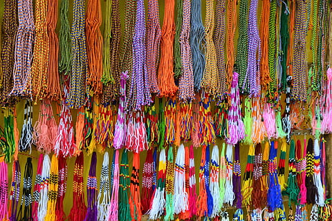 bande, colore, modello, multicolore, braccialetto di amicizia, sospeso, Al dettaglio, grande gruppo di oggetti, scelta, variazione, tessile, mercato, sfondi, fotogramma intero, in vendita, nessuno, abbondanza, esposizione al dettaglio, piccola impresa, attività commerciale, bancarella, capi di abbigliamento, arte e artigianato, mercatino, consumismo, sciarpa, 4K, CC0, dominio pubblico, privo di copyright