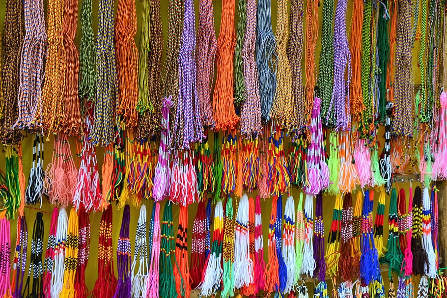 bandes, color, patró, multicolor, polsera d'amistat, penjant, venda al detall, gran grup d'objectes, elecció, variació, tèxtil, mercat, fons, marc complet, a la venda, cap gent, abundància, visualització al detall, negoci petit, negocis, Paradeta, roba, art i artesania, mercat de carrer, consumisme, bufanda, 4K
