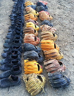arboleda, béisbol, herramientas, herramienta, guante, Deportes, estudiantes, Zapatos, espiga, parque deportivo otsu, yokosuka, Kanagawa, Japón, antomasako, juego de beisbol, negro, amarillo, vara de oro, marrón, cuero, gente real, día, vista de alto ángulo, en una fila, al aire libre, hombres, gente, calle, actividad de ocio, estilos de vida, sección baja, longitud total, ropa, zapato, gran grupo de objetos, naturaleza, vista trasera, 2K, CC0, dominio público, libre de derechos