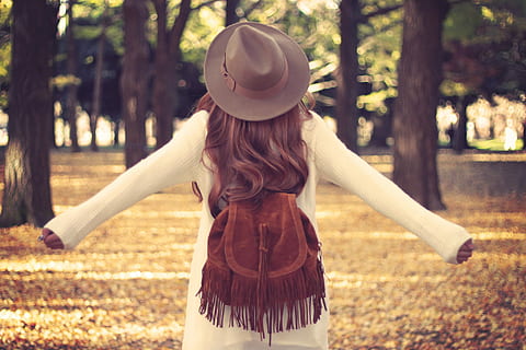 Frau, tragen, braun, Sonnenhut, Weiß, Pullover Kleid, draußen, Frauen, Natur, Herbst, kaukasischer Abstammung, eine Person, Hut, Schönheit, Menschen, junger Erwachsener, Glück, Lebensstile, wunderschönen, lächelnd, Park - menschgemachter Raum, Mode, Erwachsene, heiter, Baum, Vergnügen, Entspannung, Schönheit in der Natur, Kindheit, Spaß, nur für Kinder, echte Menschen, lange Haare, Frisur, Kleidung, Haar, Pflanze, Stehen, Freizeitbeschäftigung, Tag, Rückansicht, Land, Fokus auf den Vordergrund, Legere Kleidung, Dreiviertel Länge, menschlicher Arm, 1080P, CC0, gemeinfrei, lizenzfrei