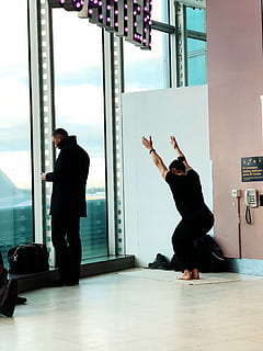 persona, occupazione, raccolta, braccia, in su, costruzione, uomo, donna, di fronte, finestra dell'edificio, finestra, cartello, luci, danza, studio, persone reali, lunghezza intera, in casa, uomini, attività commerciale, stili di vita, persone, vetro - materiale, adulto, donne, in piedi, pavimentazione, uomo d'affari, giorno, giovane adulto, attività di svago, riflessione, Esprimere a gesti, 1080P, CC0, dominio pubblico, privo di copyright