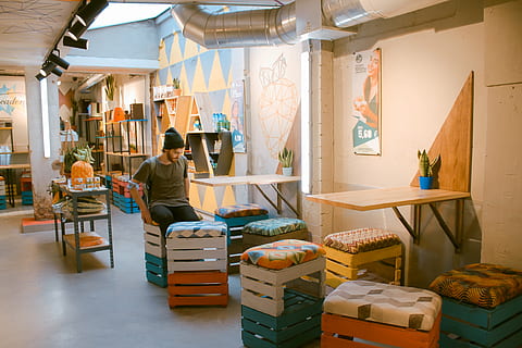 architecture, chaises, coussin, décor, décoration, décorations, conception, intérieur, homme, restaurant, pièce, étagères, les tables, une personne, vente au détail, petite entreprise, à l'intérieur, affaires, adulte, le magasin, Vrais gens, Vêtements décontractés, journée, Hommes, Occupation, femmes, permanent, toute la longueur, table, marché, choix, le consumérisme, entrepreneur, 4K