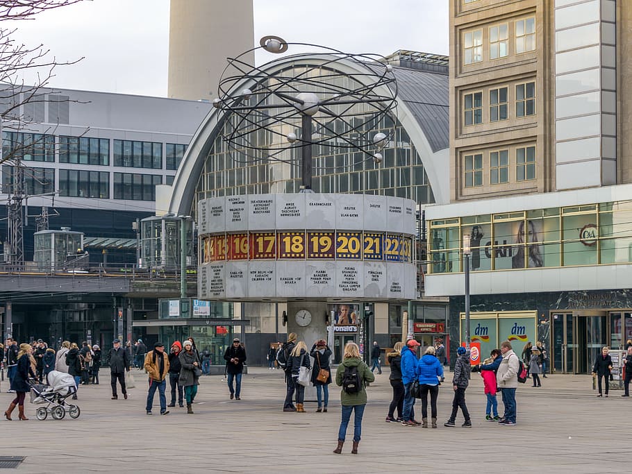 Berlín, rellotge mundial, rellotge, temps del món, Alemanya, alexanderplatz, espai, llocs d'interès, arquitectura, ddr, ciutat, exterior de l'edifici, gran grup de persones, multitud, estructura construïda, grup de persones, persones reals, carrer, dones, vida de ciutat, text, homes, dia, edifici, viatjar, estils de vida, comunicació, adult, a l'aire lliure, 5K