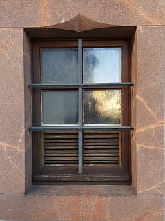 Fenster, Gitter, Steinrahmen, braun, historisch, die Architektur, gebaute Struktur, Gebäudehülle, Glas - Material, Tag, Gebäude, Haus, keine Leute, Wandbau - Funktion, geschlossen, Reflexion, draußen, Wohngegend, transparent, Sicherheit, Natur, Schutz, Sonnenlicht, Fensterrahmen, Glas, 2K, CC0, gemeinfrei, lizenzfrei