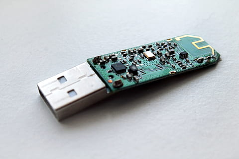 USB, tecnologia, pendrive, computer, digitale, elettronico, Collegare, spina, hardware, portatile, guidare, Conservazione, attrezzatura, Rete, girato in studio, tecnologia wireless, connessione, comunicazione, singolo oggetto, in casa, attrezzatura informatica, nessuno, sfondo grigio, Internet, grigio, sfondo bianco, smart phone, vista dall'alto, rete di computer, chip del computer, avvicinamento, industria elettronica, 4K, CC0, dominio pubblico, privo di copyright