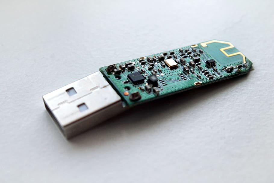usb, tecnologia, unitat flaix, ordinador, digital, electrònica, connectar, endoll, maquinari, portàtil, conduir, emmagatzematge, equipament, xarxa, tir de l'estudi, tecnologia sense fils, connexió, comunicació, sol objecte, a l'interior, equips informàtics, cap gent, fons gris, Internet, gris, fons blanc, telèfon intel·ligent, vista d’angle alt, xarxa d’ordinadors, xip d’ordinador, primer pla, indústria electrònica, 4K