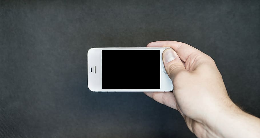 persona, celebració, blanc, iphone, smartphone, pantalla, tecnologia, dispositiu, sense fils, telèfon mòbil, telèfon, home, mà, fons fosc, Mitjà de comunicació social, negocis, anomenada, modern, Internet, contacte, ordinadors portàtils, comunicació, gran, copyspace, 4s, poma, tecnologia sense fils, telèfon intel·ligent, dispositiu d’informació portàtil, part del cos humà, mà humana, tir de l'estudi, primer pla, connexió, gris, fons gris, una persona, a l'interior, utilitzant el telèfon, 4K