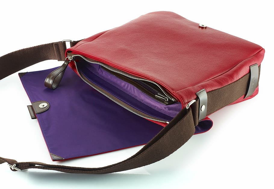 Borsa, rosso, pelle, formazione scolastica, bagaglio, sfondo bianco, nessuno, valigia, vacanze, diario, ritagliare, moda, viaggio, capi di abbigliamento, girato in studio, Aperto, accessorio personale, Imballaggio, piegato, occhiali da sole, bicchieri, cerniera, natura morta, vacanza, viola, abiti da uomo, 5K