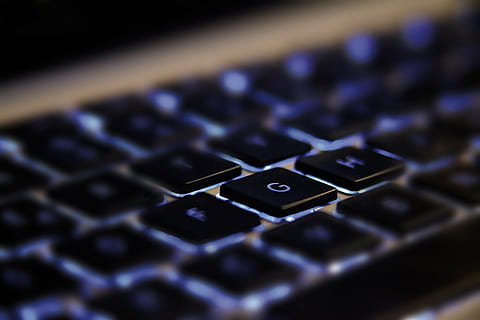 clavier noir, La technologie, clavier, l'informatique, périphérique, illuminé, Mac, brouiller, clavier d'ordinateur, ordinateur, l'Internet, portable, clé d'ordinateur, dactylographie, affaires, la communication, fermer, équipement informatique, mise au point sélective, lettre, personne, lien, partie informatique, à l'intérieur, texte, nombre, Technologie sans fil, alphabet, bleu, crime d'ordinateur, 4K, CC0, domaine public, libre de droits