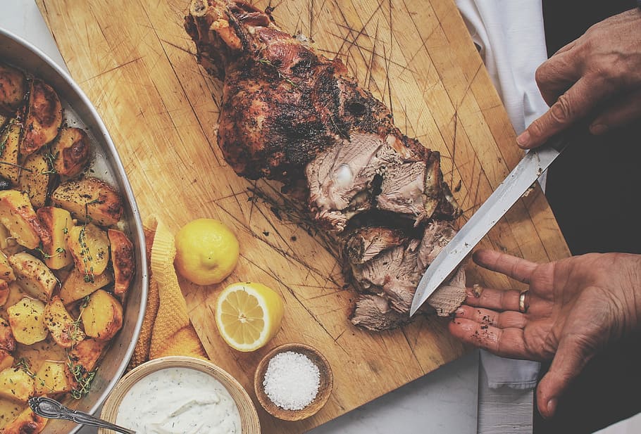 bistec, marró, fusta, tallar, pissarra, taula de tallar, menjar, gent, cuinar, mà humana, gourmet, carn, xef, menjar i beguda, restaurant, frescor, homes, part del cos humà, una persona, tall, un sol home, preparació, mà, persones reals, ganivet de cuina, taula, celebració, part del cos, vista d’angle alt, preparar el menjar, alimentació saludable, dit, ganivet de taula, 4K