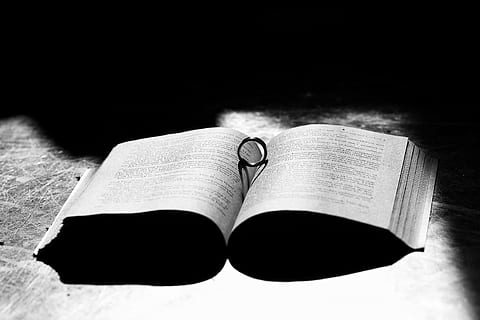 rezervovat, prsten, slunečního světla, stín, šperky, bible, vzdělání, stránka, Černý a bílý, čtení, náboženství, literatura, křesťanství, otevřeno, duchovno, nikdo, studio shot, uvnitř, detail, den, vydání, papír, kopie prostor, dva objekty, stálý život, černé pozadí, moudrost, učení se, selektivní zaměření, prázdný, studovat, osobní příslušenství, 5K