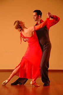Mann, Frau tanzen, Tanzen, Ballsaal, Eleganz, Stil, Tango, Tänzer, lateinamerikanisches Tanzen, Frau, Salsa tanzen, Gesellschaftstanz, Rumba, Künstler, Männer, walzen, Menschen, Performance, Cha Cha Cha, Tanzfläche, in voller Länge, zwei Menschen, junger Erwachsener, Kleidung, drinnen, Paar - Beziehung, Mode, junge Frau, Kleid, rot, gut angezogen, Lebensstile, Erwachsene, Freizeitbeschäftigung, formelle Kleidung, Seitenansicht, echte Menschen, Frisur, schöne Frau, menschlicher Arm, 2K, CC0, gemeinfrei, lizenzfrei