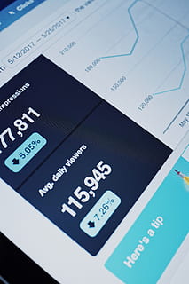 vastaanotto, Internet, yhteys, tekniikka, sovellus, selain, kartoittaa, kaavioita, tietokone, data, laite, digitaalinen, näyttö, elektroniikka, moderni, verkko, numerot, kuvaruutu, tabletti, kosketusnäyttö, verkkosivusto, työ, teksti, viestintä, lähikuva, ei ihmisiä, läntinen käsikirjoitus, sisällä, määrä, korkea kulma, sininen, liiketoiminta, valikoiva tarkennus, koko kehys, paperi, taustat, Rahoittaa, käsikirjoitus, ei-länsimaista käsikirjoitusta, asiakirja, 5K, CC0, public domain, rojaltivapaa