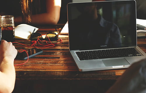 macbook, pro, bord, start op, notebooks, kreativ, computer, Selskab, bærbare computere, Skærm, Silicon Valley, moderne, hjemmekontor, kontor, forretning, plan, macbook pro, bærbar, teknologi, hold, møde, drikkevarer, solbriller, iphone, hovedtelefoner, trådløs teknologi, forbindelse, meddelelse, menneskelig hånd, bærbar informationsenhed, bruger bærbar computer, hånd, menneskelig kropsdel, indendørs, en person, rigtige mennesker, mobiltelefon, enhed skærmen, smart telefon, mad og drikke, glas, tastatur, 4K, CC0, offentligt domæne, royaltyfrie