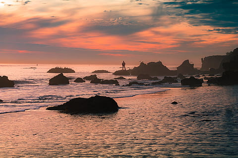 silhuet person, stående, seashore rock, dagtimerne, mand, klippe, solnedgang, SoCal, toner, Sky, himmel, solopgang, hav, skumring, silhuet, vand, natur, sollys, sommer, sol, strand, scenics, afspejling, rejsemål, berømte sted, kystlinje, by skyline, sky - himmel, skønhed i naturen, scenics - natur, solid, rock-objekt, ro, rolig scene, jord, idyllisk, havnefronten, orange farve, rock formation, udendørs, ingen mennesker, stable rock, 5K, CC0, offentligt domæne, royaltyfrie