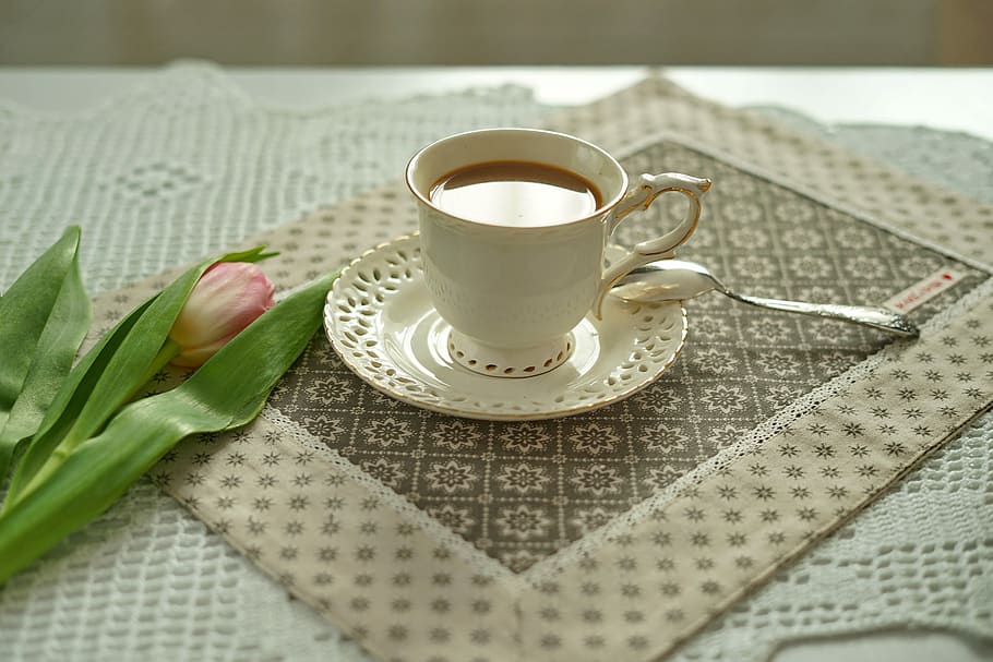 hvid, keramisk, te kop, underkop, bord, kop, kaffe, baggrund, cafe, cappuccino, morgen, nyheder, avis, italiensk, drikke, aroma, smag, brygget, espresso, morgenmad, krus, isolerede, sort, latte, bærbar, farve, pause, forretning, skrivebord, top, arbejde, træ, hed, årgang, arbejdsplads, mad og drikke, forfriskning, indendørs, friskhed, varm drikke, kaffekop, te, dug, tæt på, ingen mennesker, porcelæn, kaffe - drikke, plante, fokus på forgrunden, placere mat, 5K