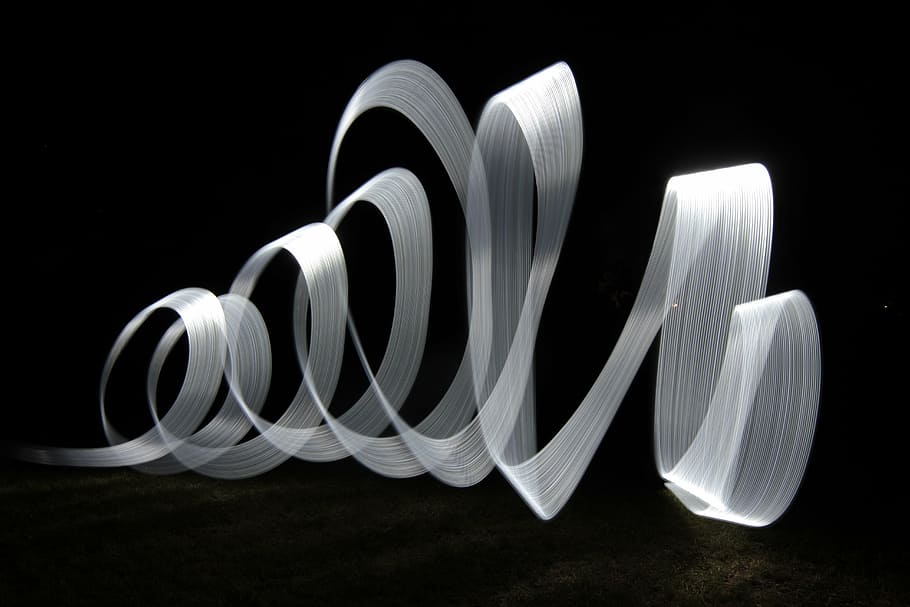 illustrazione della penna, luce, lightpaint, ore notturne, buio, turbine, vortice, neon, esposizione, lungo, design, nero, sfondo nero, Colore bianco, nessuno, girato in studio, notte, gruppo di oggetti, ritagliare, carta, connessione, movimento, illuminato, cavo, colore nero, tre oggetti, semplicità, avvicinamento, comunicazione, individualità, creatività, materiale elettrico, comunicazioni globali, 5K