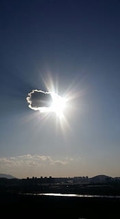 solar, raza de soare, ușoară, nor, cer, albastru, natură, soare, liniște, frumusețe în natură, scenice - natura, lumina soarelui, o scenă liniștită, rază de soare, apă, nici o persoana, lentila flacara, siluetă, în aer liber, idilic, însorit, scenă non-urbană, mediu inconjurator, luminos, puternic luminat, 2K, CC0, domeniu public, fără drepturi de autor