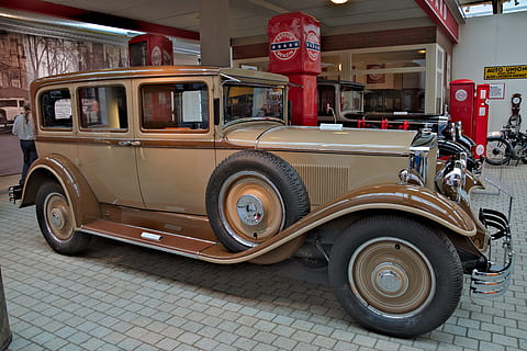 Castanho, clássico, carro, posto de gasolina, oldtimer, exibição, pkw, carro antigo, modo de transporte, transporte, arquitetura, veículo terrestre, veículo motorizado, cidade, exterior do edifício, dia, estrutura construída, rua, ninguém, estacionário, estilo retro, ao ar livre, construção, loja, texto, roda, 5K, CC0, domínio público, royalty free