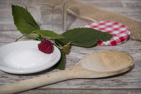 frambuesa, bayas, Fruta, rojo, dulce, azúcar, azúcar granulada, picar, delicioso, cocinar, mermelada, comida y bebida, comida, hoja, frescura, fruta de baya, material de madera, mesa, parte de la planta, alimentación saludable, adentro, naturaleza muerta, nadie, de cerca, cuchara, producto lácteo, hierba, comida dulce, utensilio de cocina, hoja de menta - culinaria, yogur, tentación, 5K, CC0, dominio público, libre de derechos
